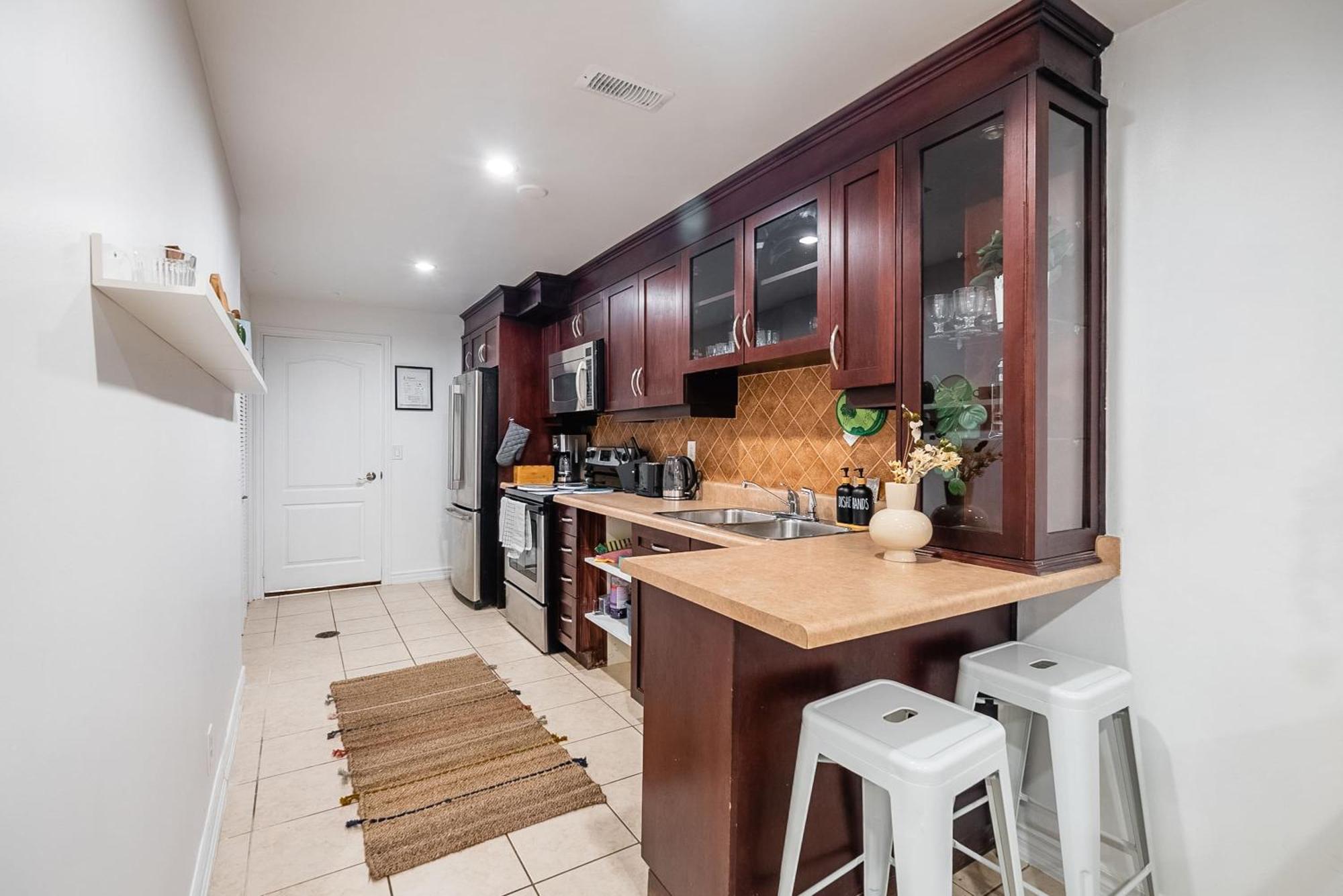 Basement Suite With Private Patio In Davenport Toronto Bagian luar foto