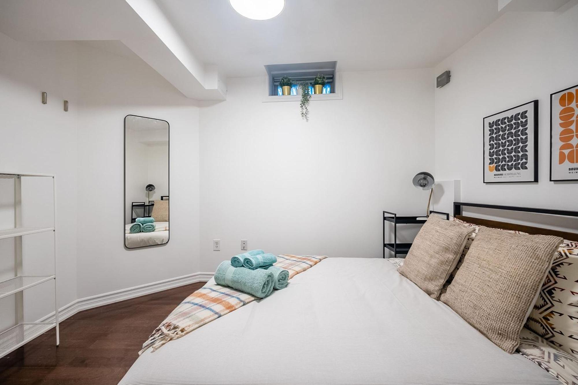 Basement Suite With Private Patio In Davenport Toronto Bagian luar foto