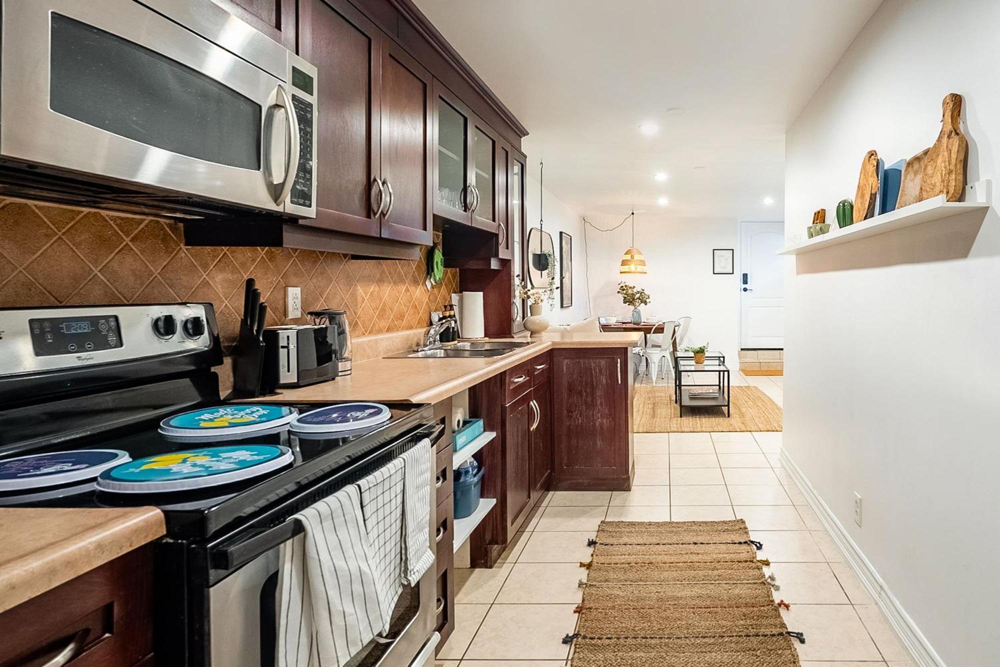 Basement Suite With Private Patio In Davenport Toronto Bagian luar foto