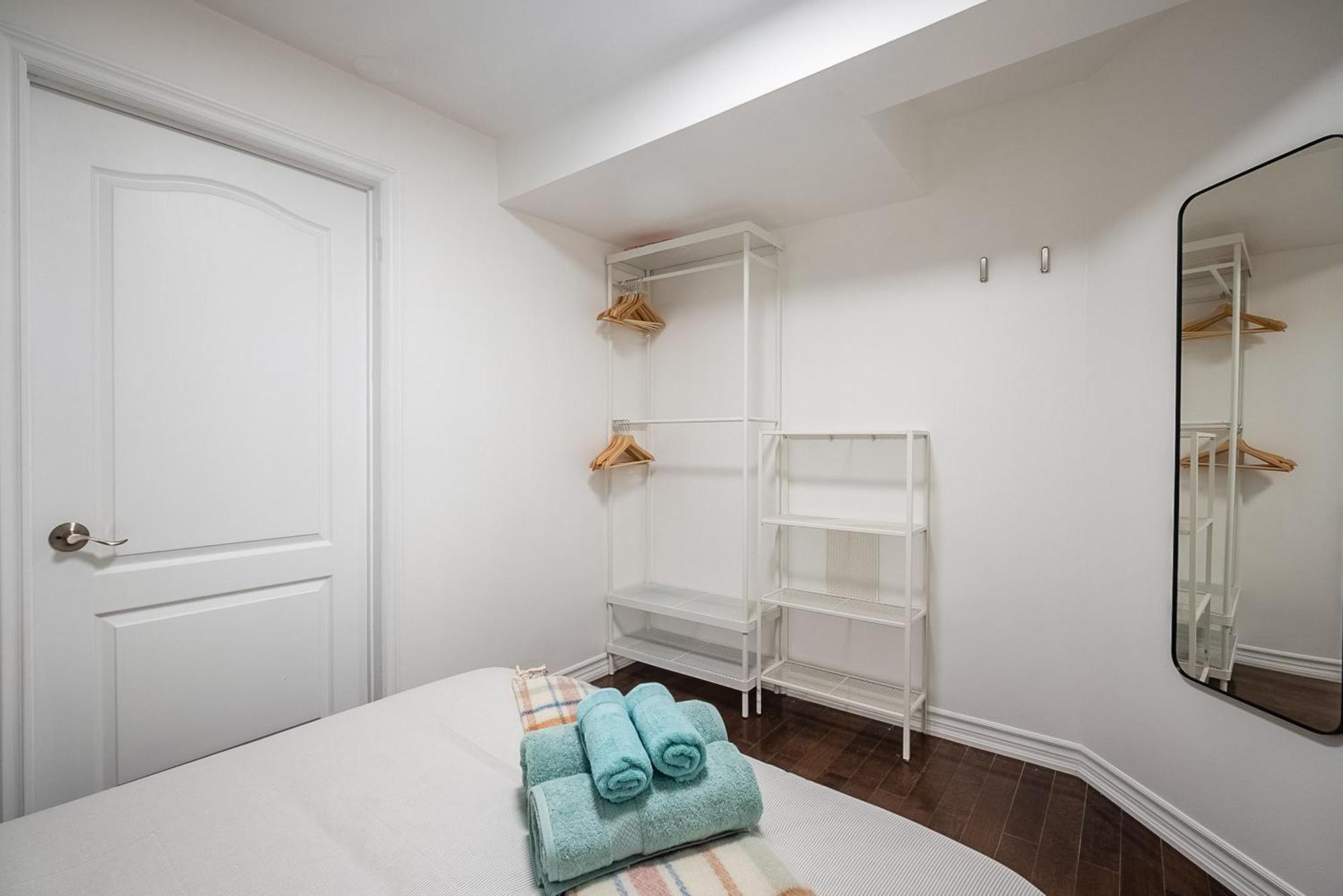 Basement Suite With Private Patio In Davenport Toronto Bagian luar foto