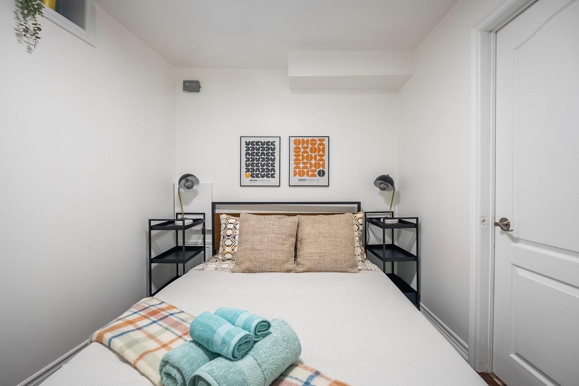 Basement Suite With Private Patio In Davenport Toronto Bagian luar foto