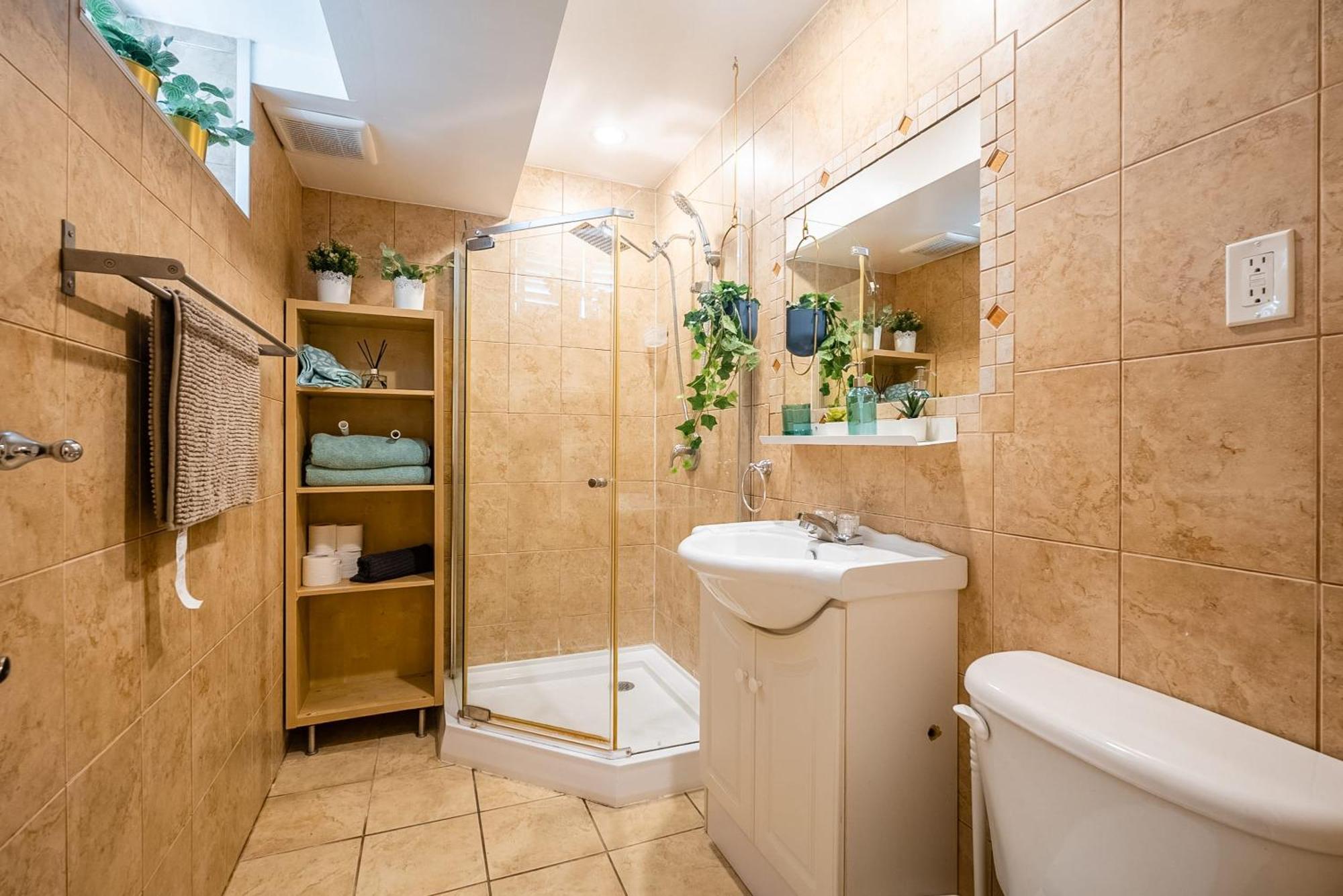 Basement Suite With Private Patio In Davenport Toronto Bagian luar foto